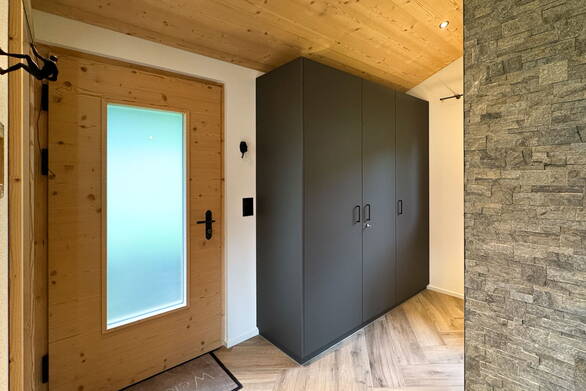 Einbauschrank - Garderobe schwarz lackiert | Holzkreation Schmid Grindelwald